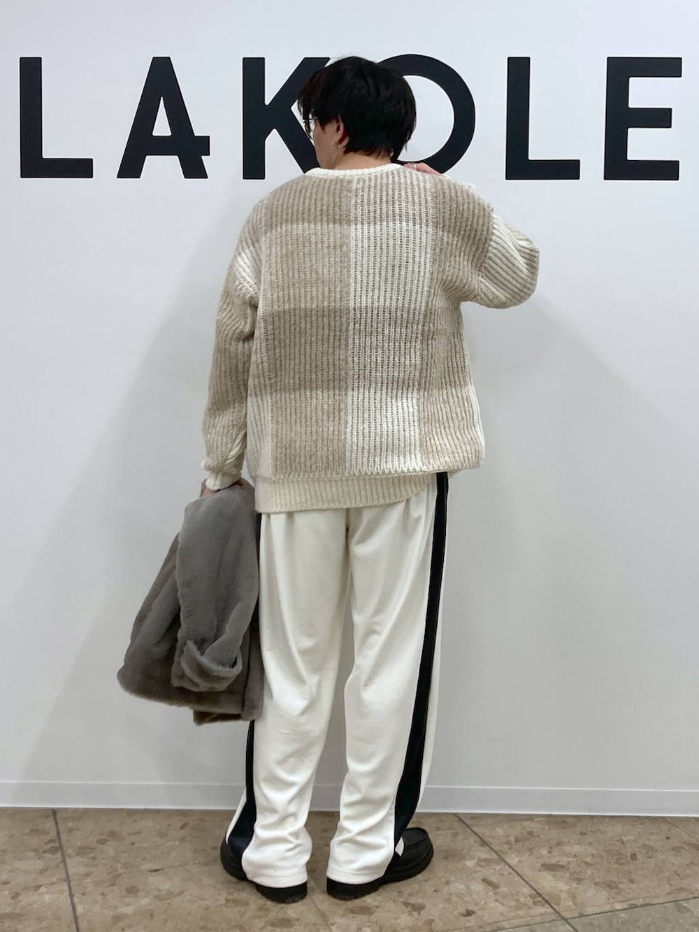 ホワイト系のその他パンツ、ブラック系のローファー、ベージュ系のブルゾンを着用したメンズの冬コーディネートの6枚目の写真