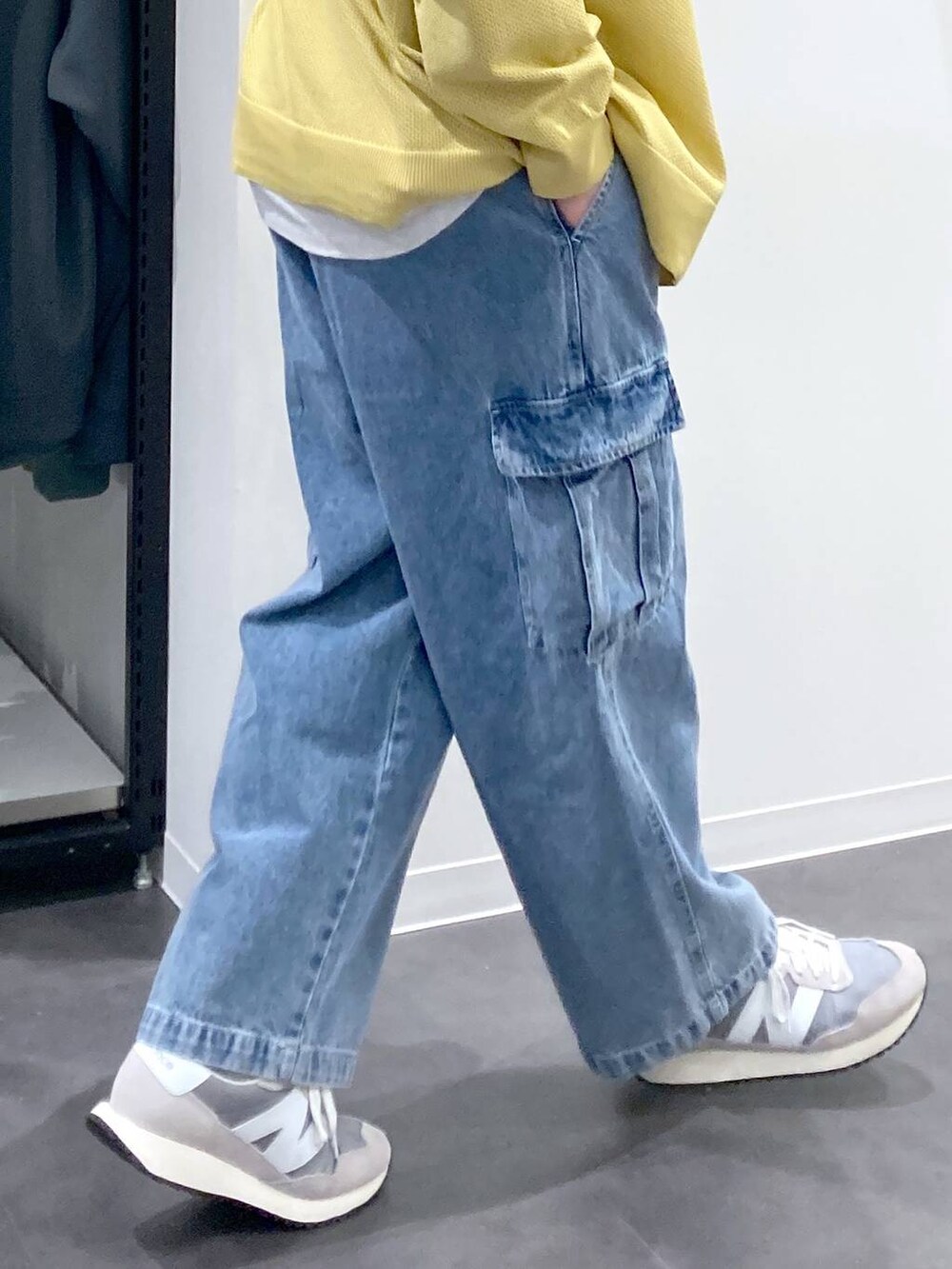 グレー系のTシャツ/カットソー、グレー系のスニーカー、ブルー系のデニムパンツを着用したメンズの春コーディネートの9枚目の写真