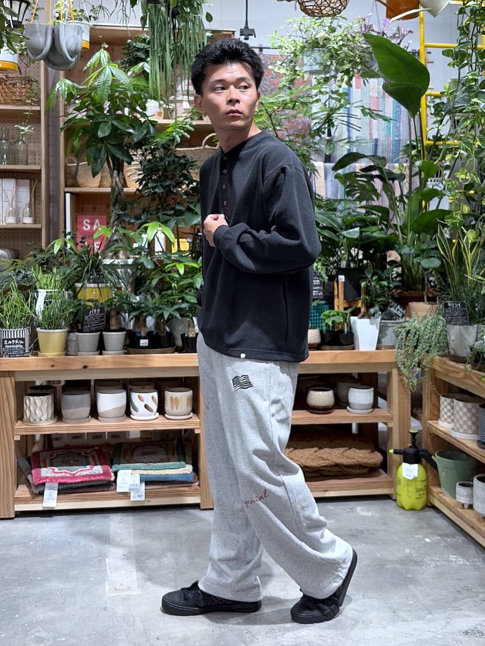 グレー系のスウェットパンツ、グレー系のTシャツ/カットソーを着用したメンズの秋コーディネートの3枚目の写真