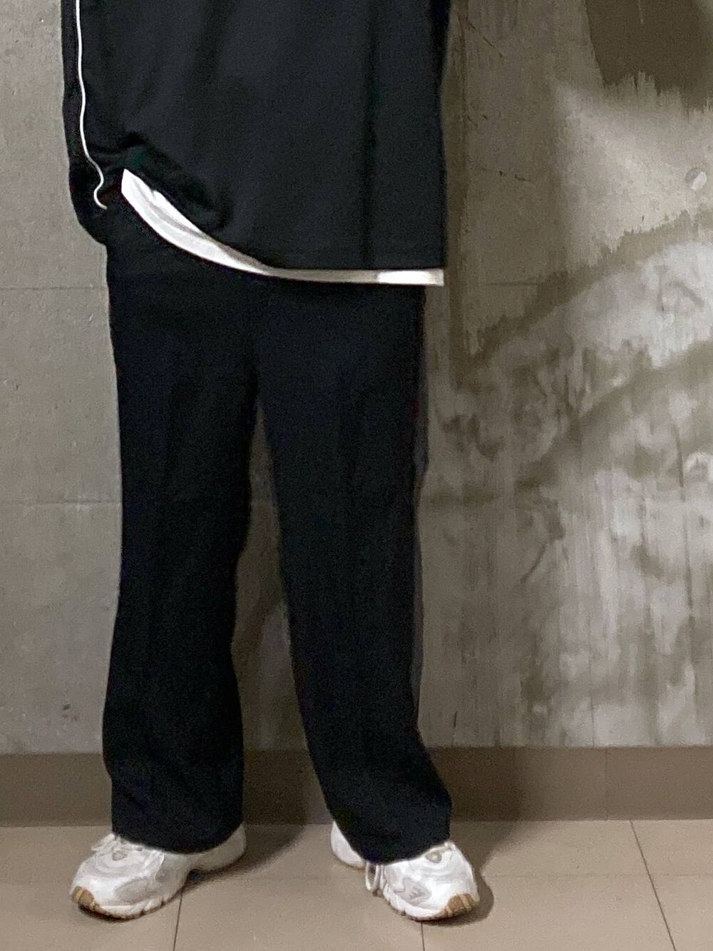 ホワイト系のTシャツ/カットソー、ブラック系のTシャツ/カットソー、ブラック系のその他パンツを着用したメンズの秋コーディネートの6枚目の写真