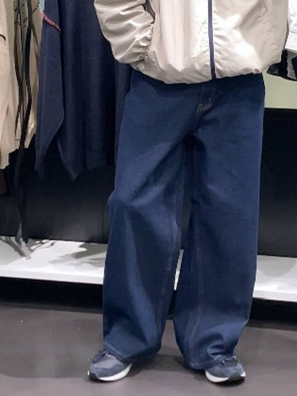 ブルー系のスニーカー、ブルー系のハットを着用したメンズの秋コーディネートの7枚目の写真