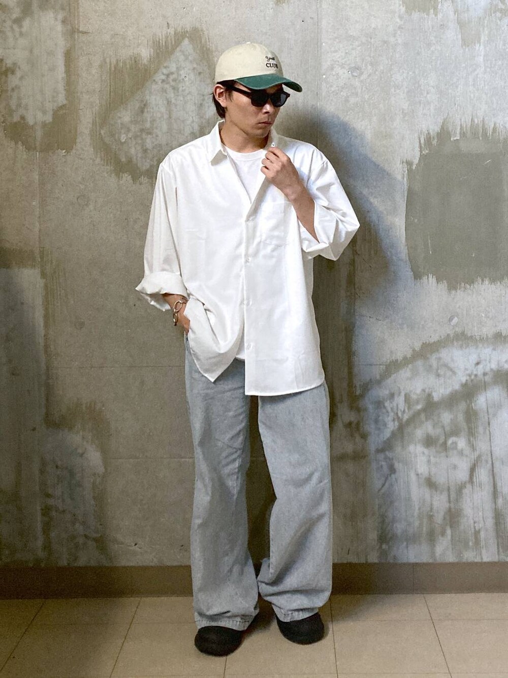 ホワイト系のTシャツ/カットソー、ホワイト系のシャツ/ブラウス、ブラック系のサングラスを着用したメンズの夏コーディネートの5枚目の写真