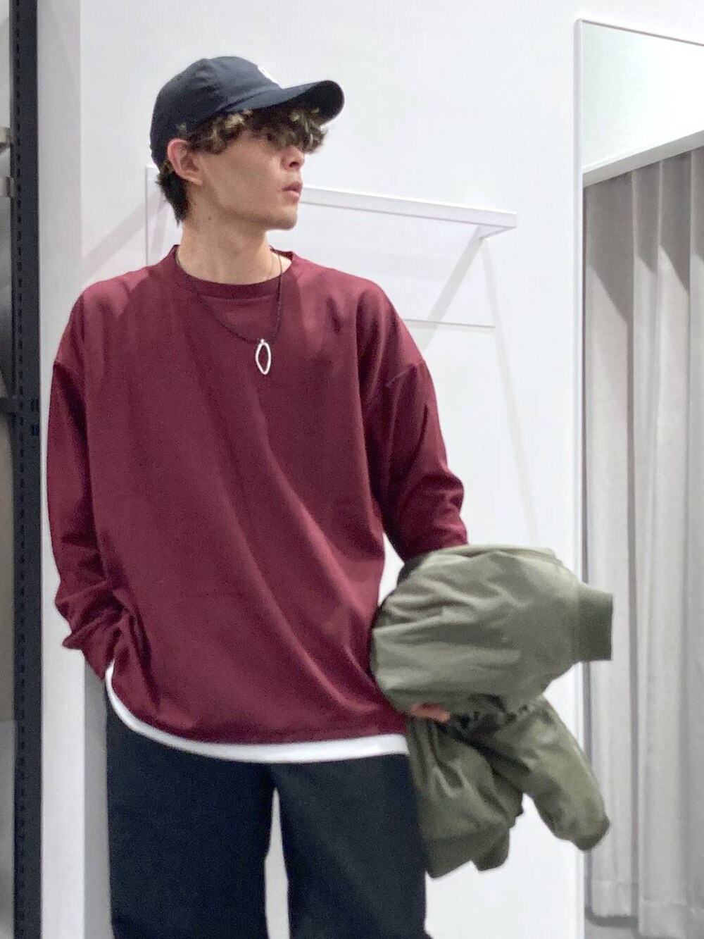 グリーン系のMA-1、レッド系のTシャツ/カットソー、ブラック系のスリッポンを着用したメンズの冬コーディネートの8枚目の写真