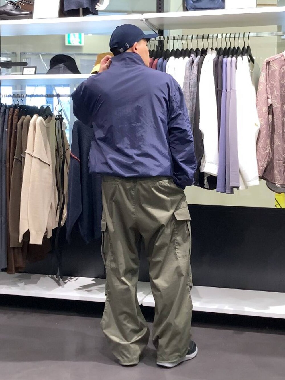 ブラック系のスニーカー、グリーン系のカーゴパンツ、ブルー系のキャップを着用したメンズの秋コーディネートの6枚目の写真