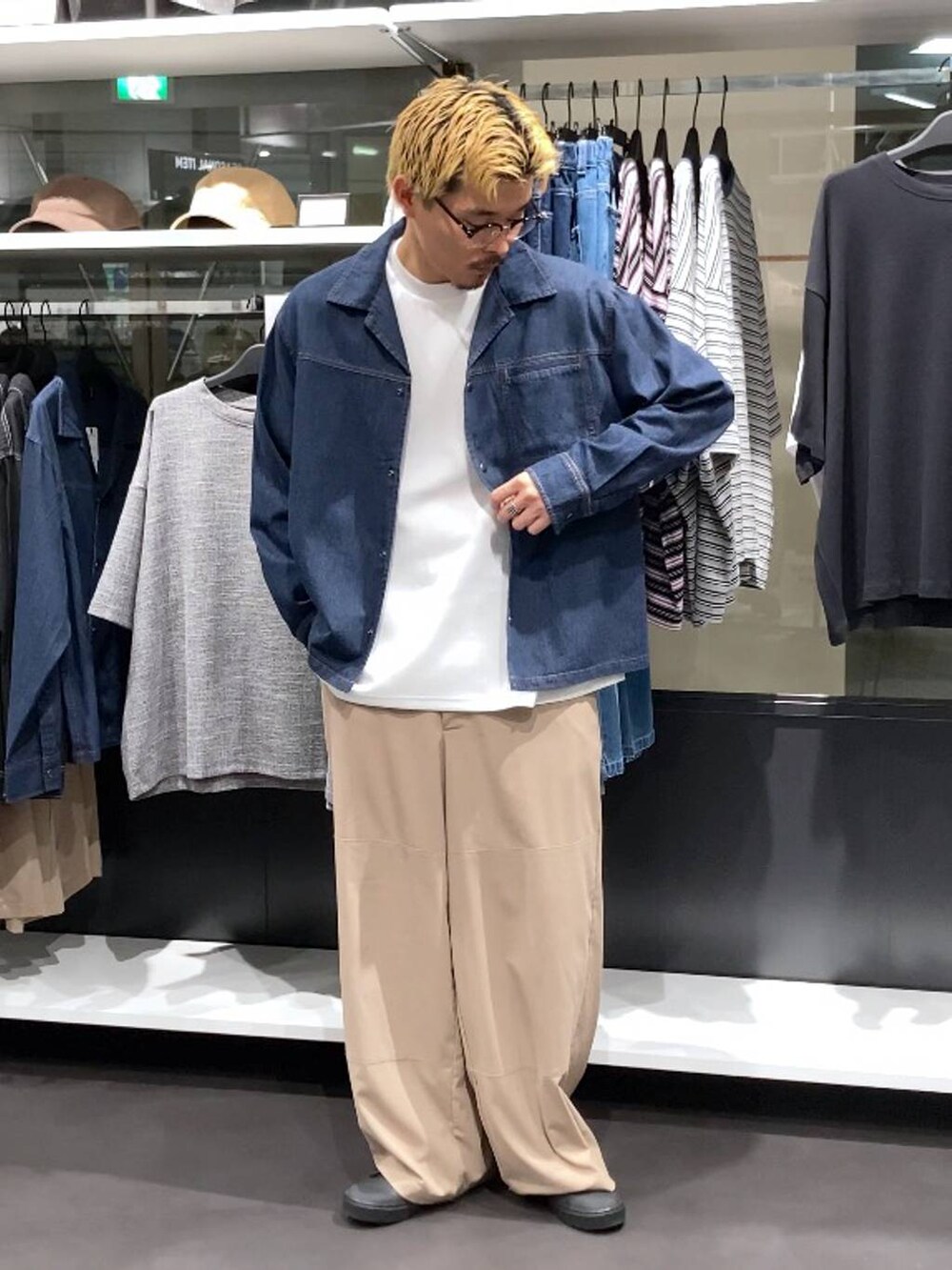 ベージュ系のその他パンツ、ブルー系のシャツ/ブラウス、ホワイト系のTシャツ/カットソーを着用したメンズの秋コーディネートの5枚目の写真