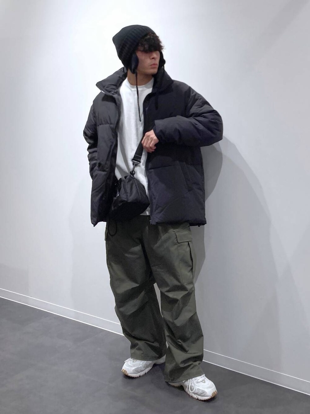 ホワイト系のスニーカー、ブラック系のショルダーバッグ、ホワイト系のスウェットを着用したメンズの秋コーディネートの7枚目の写真