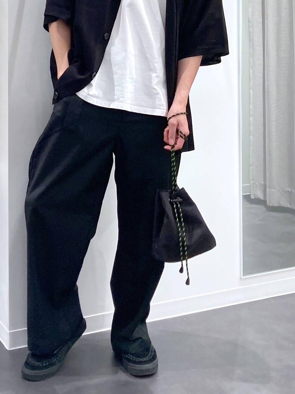 ブラック系のショルダーバッグ、ブラック系のカーディガン/ボレロ、ホワイト系のTシャツ/カットソーを着用したメンズの夏コーディネートの8枚目の写真
