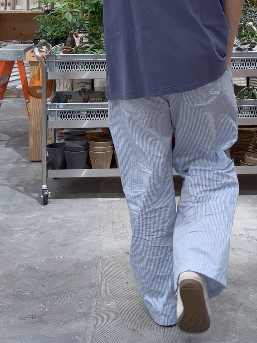 ブルー系のその他パンツ、ブルー系のTシャツ/カットソーを着用したメンズの夏コーディネートの6枚目の写真