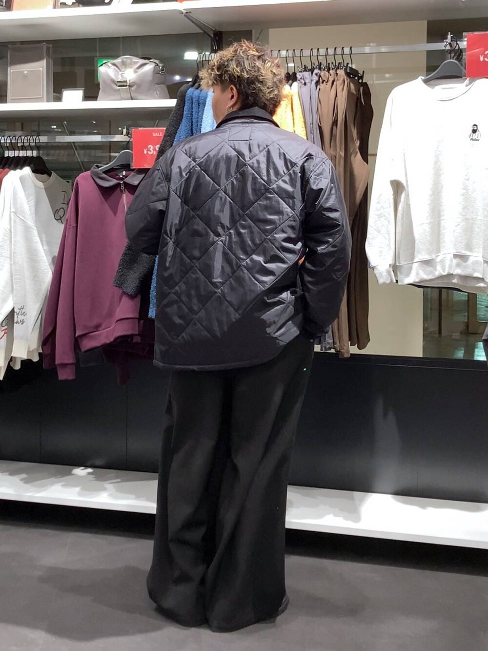 ブラック系のローファー、ブラック系のニット/セーター、ブラック系のスラックスを着用したメンズの冬コーディネートの2枚目の写真