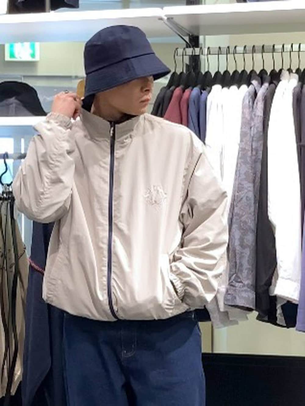 ブルー系のスニーカー、ブルー系のハットを着用したメンズの秋コーディネートの6枚目の写真