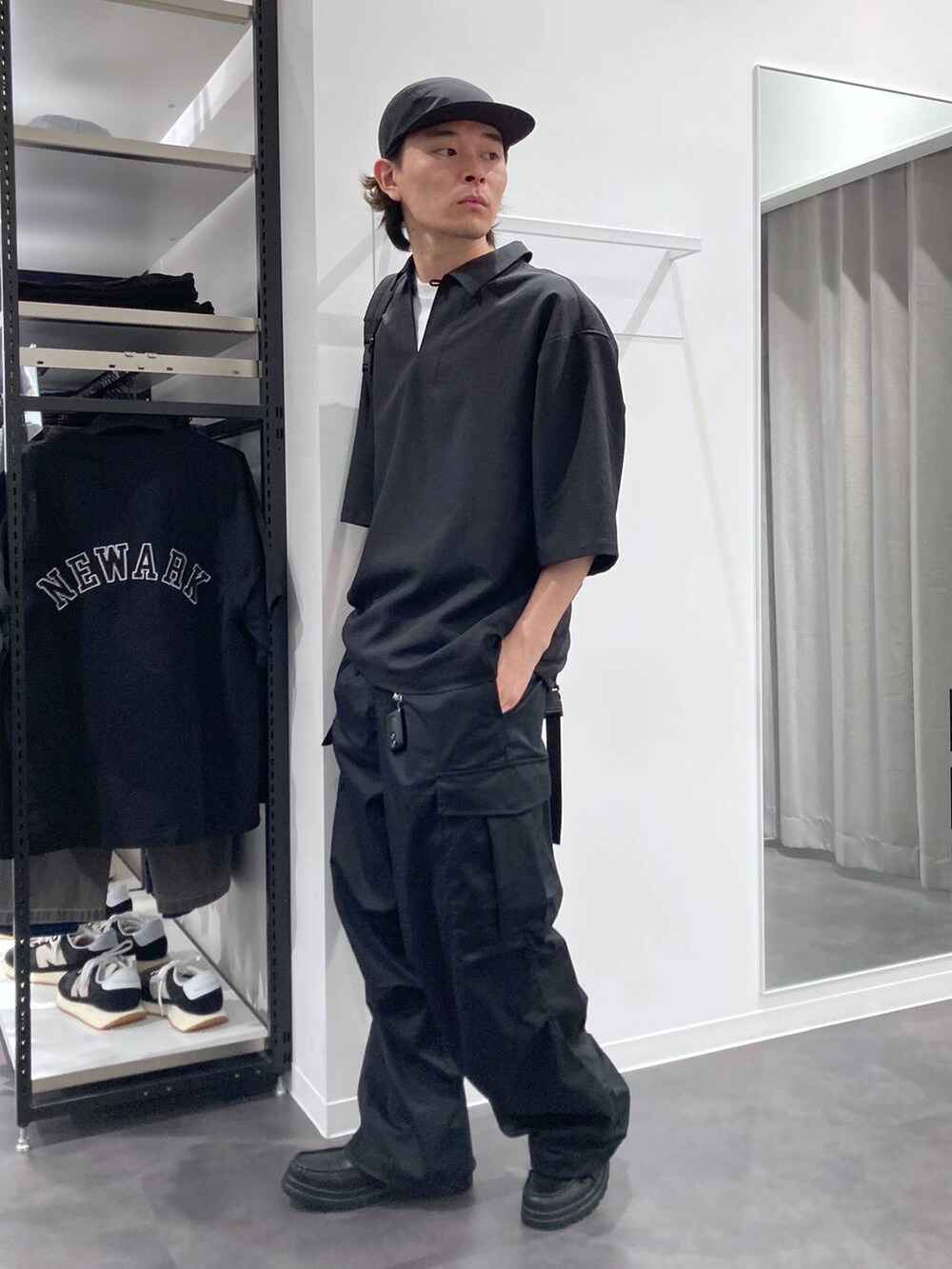 ブラック系のシャツ/ブラウス、ブラック系のローファー、ブラック系のカーゴパンツを着用したメンズの春コーディネートの4枚目の写真