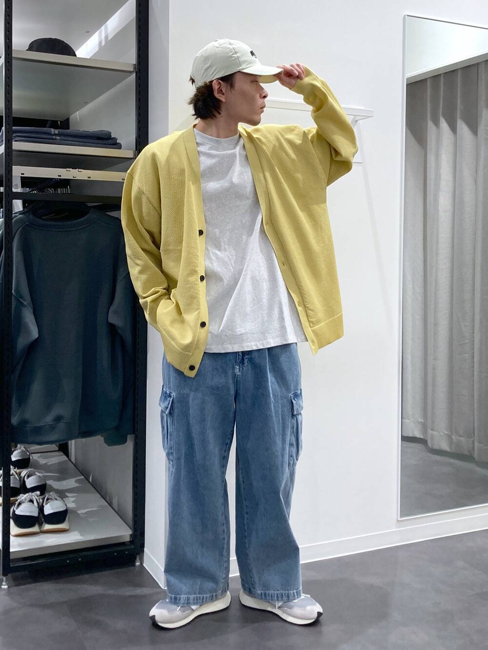 グレー系のTシャツ/カットソー、グレー系のスニーカー、ブルー系のデニムパンツを着用したメンズの春コーディネートの6枚目の写真