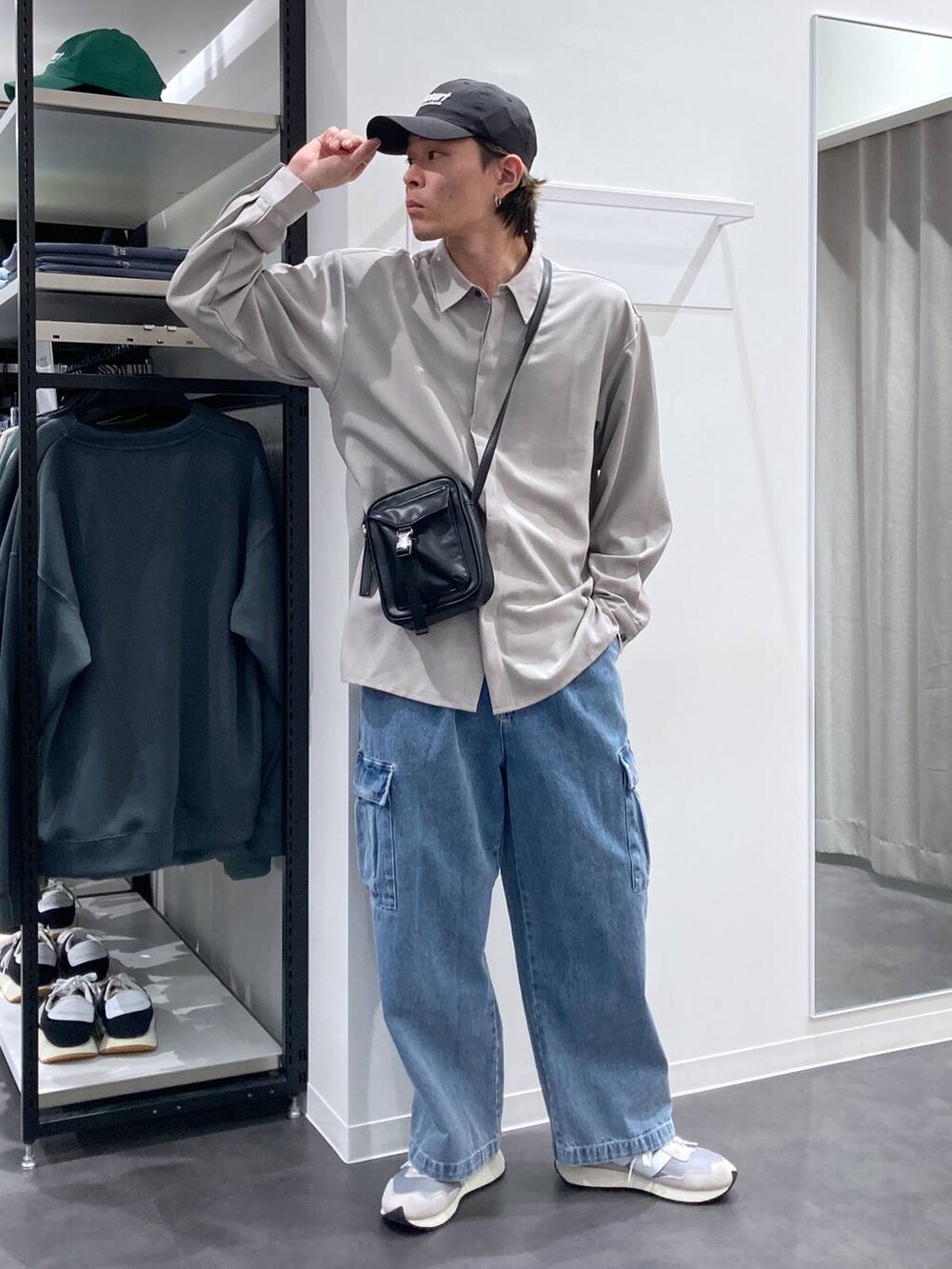 グレー系のスニーカー、ブルー系のデニムパンツ、グレー系のシャツ/ブラウスを着用したメンズの春コーディネートの4枚目の写真