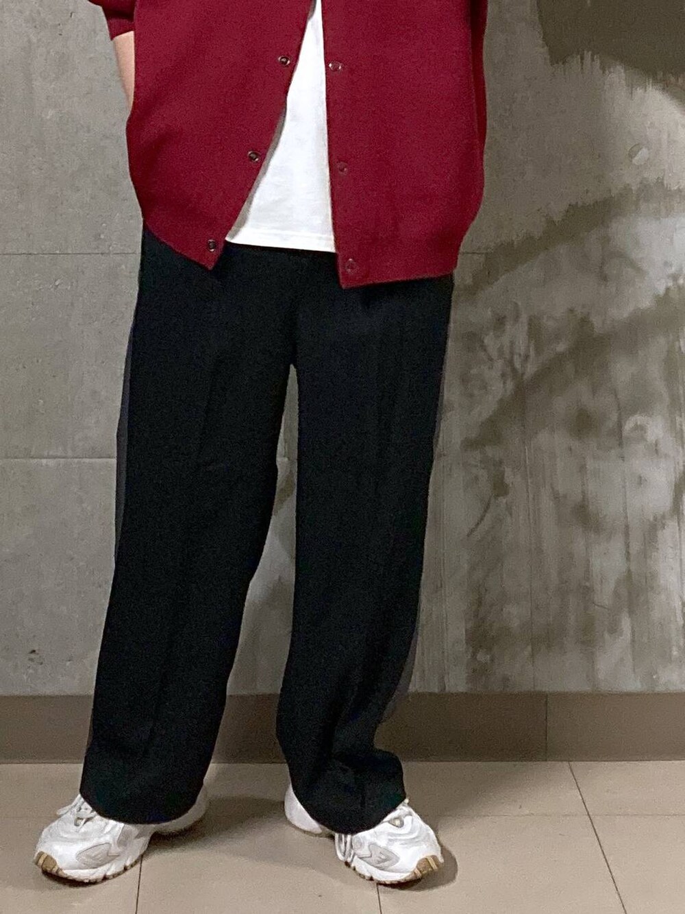 ホワイト系のTシャツ/カットソー、レッド系のカーディガン/ボレロ、ブラック系のその他パンツを着用したメンズの夏コーディネートの7枚目の写真