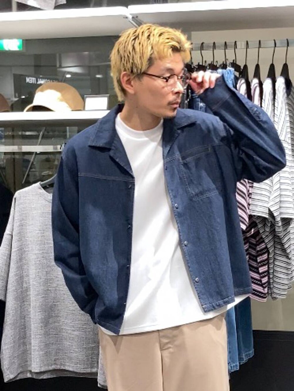 ベージュ系のその他パンツ、ブルー系のシャツ/ブラウス、ホワイト系のTシャツ/カットソーを着用したメンズの秋コーディネートの6枚目の写真