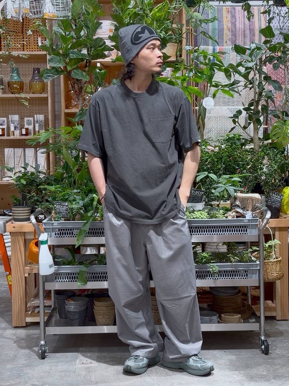 グレー系のスラックス、ブラック系のTシャツ/カットソーを着用したメンズの夏コーディネートの7枚目の写真