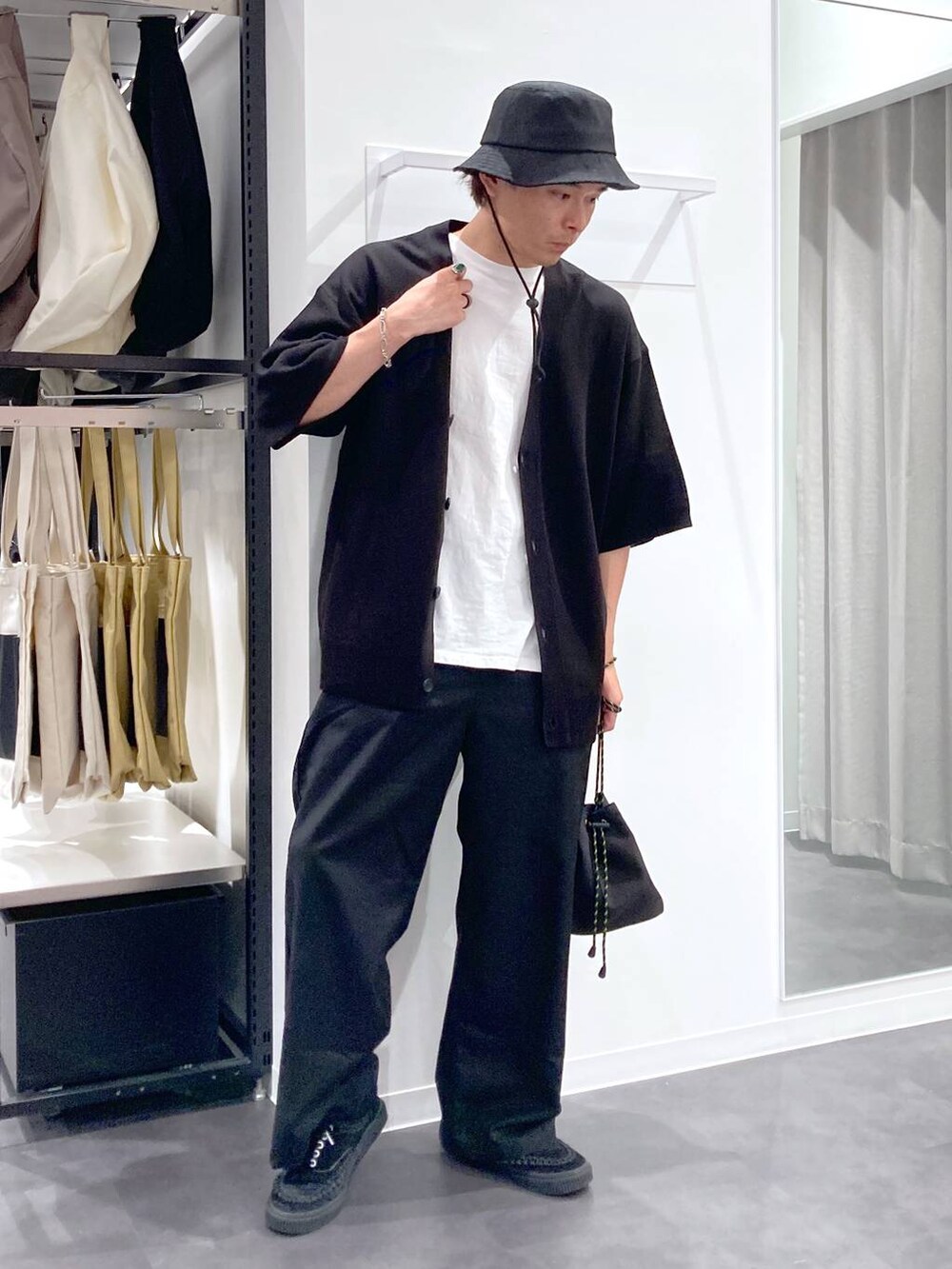 ブラック系のショルダーバッグ、ブラック系のカーディガン/ボレロ、ホワイト系のTシャツ/カットソーを着用したメンズの夏コーディネートの6枚目の写真