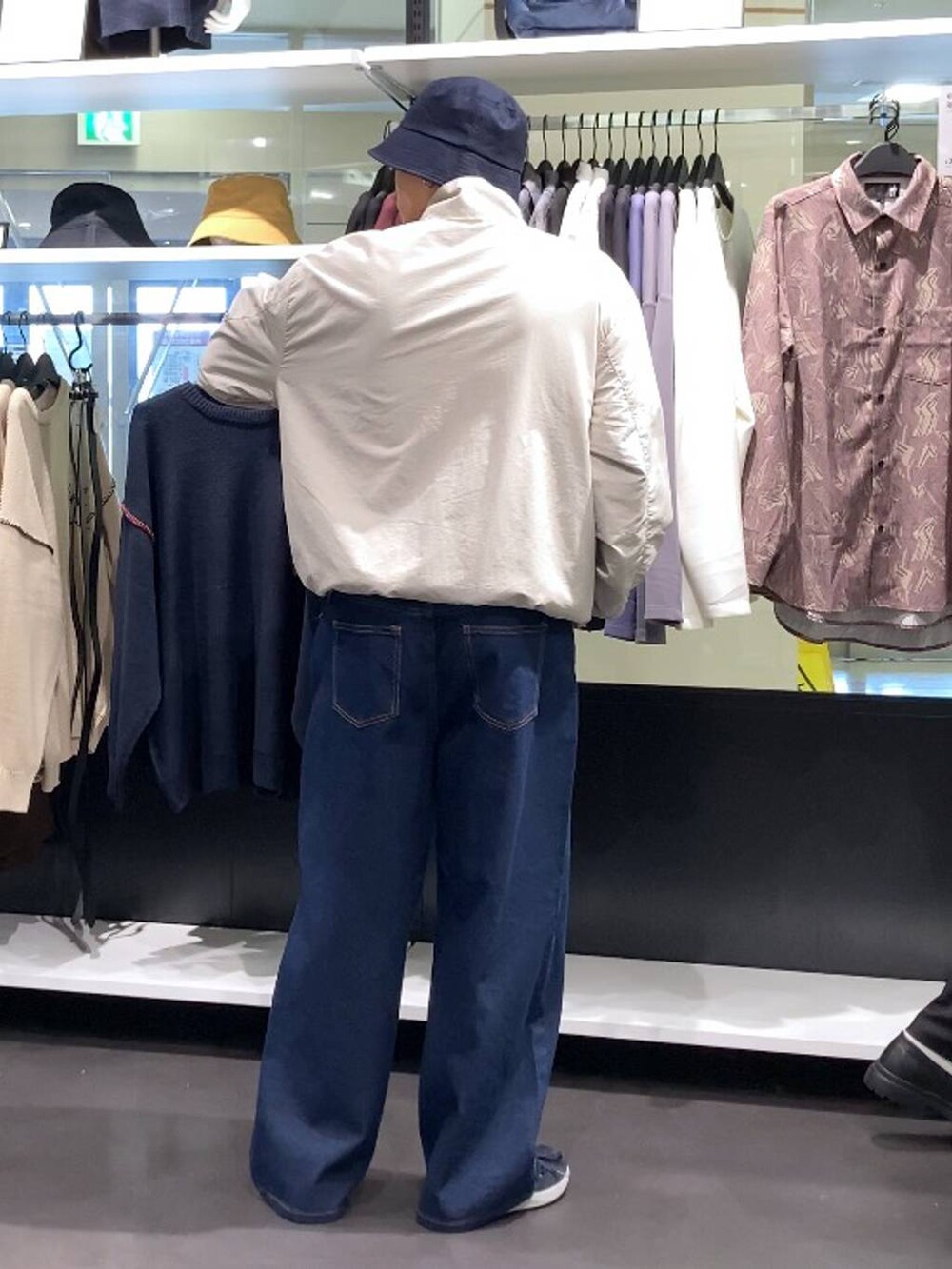 ブルー系のスニーカー、ブルー系のハットを着用したメンズの秋コーディネートの2枚目の写真