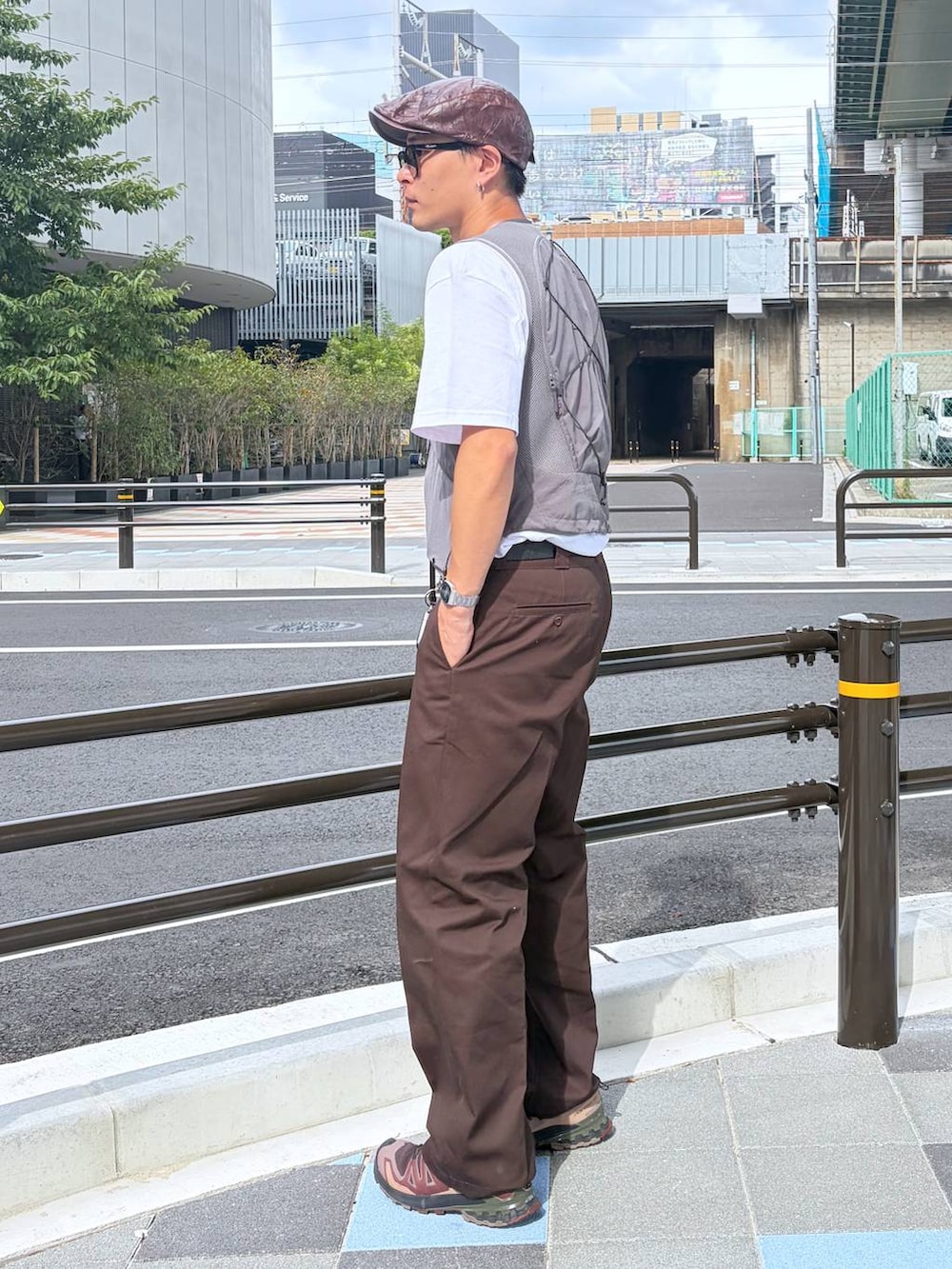 ブラウン系のその他パンツ、ブラック系のベルトを着用したメンズの夏コーディネートの3枚目の写真