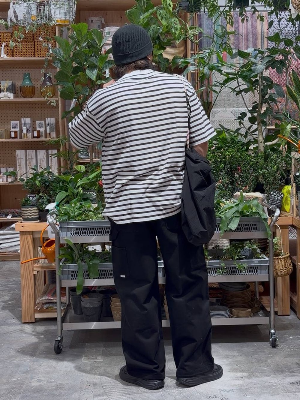ブラック系のサンダル、ブラック系のその他パンツ、ブラック系のショルダーバッグを着用したメンズの春コーディネートの2枚目の写真