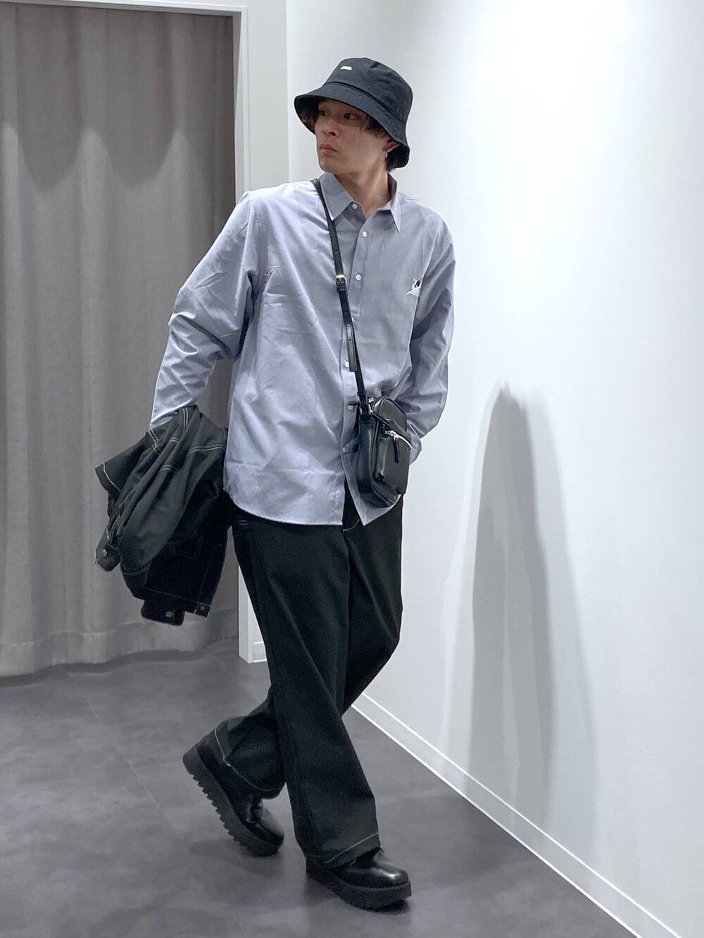 ブラック系のドレスシューズ、ブラック系のその他パンツ、ブラック系のショルダーバッグを着用したメンズの冬コーディネートの4枚目の写真