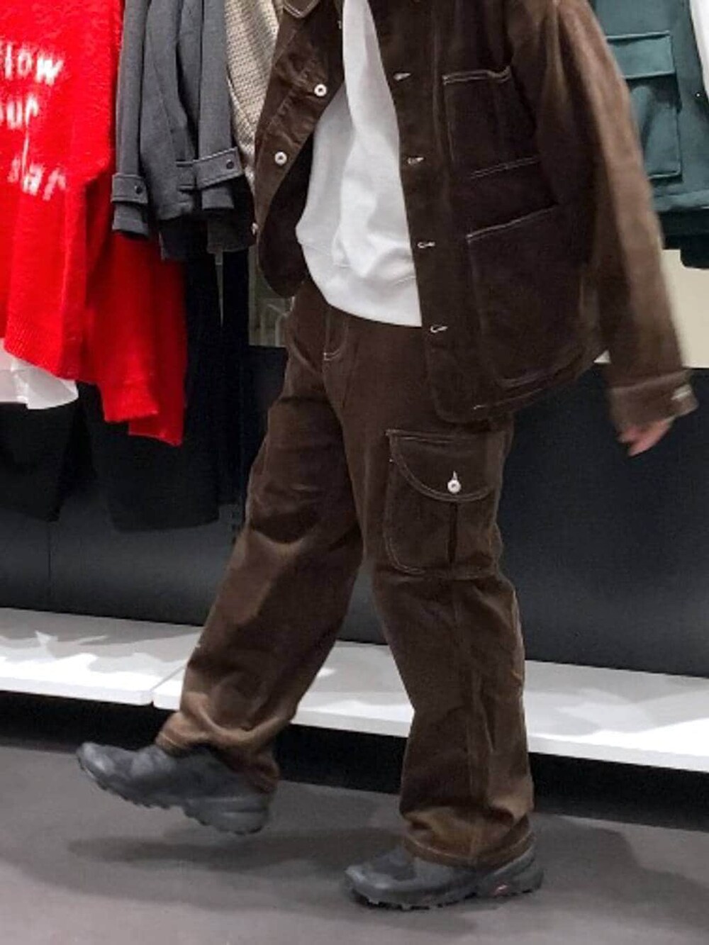 ブラウン系のその他パンツ、グレー系のスウェット、ブラウン系のブルゾンを着用したメンズの秋コーディネートの7枚目の写真