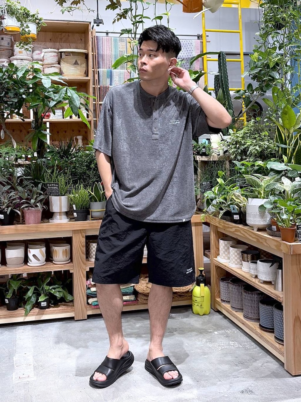 グレー系のTシャツ/カットソー、ブラック系のサンダル、ブラック系のその他パンツを着用したメンズの夏コーディネートの5枚目の写真