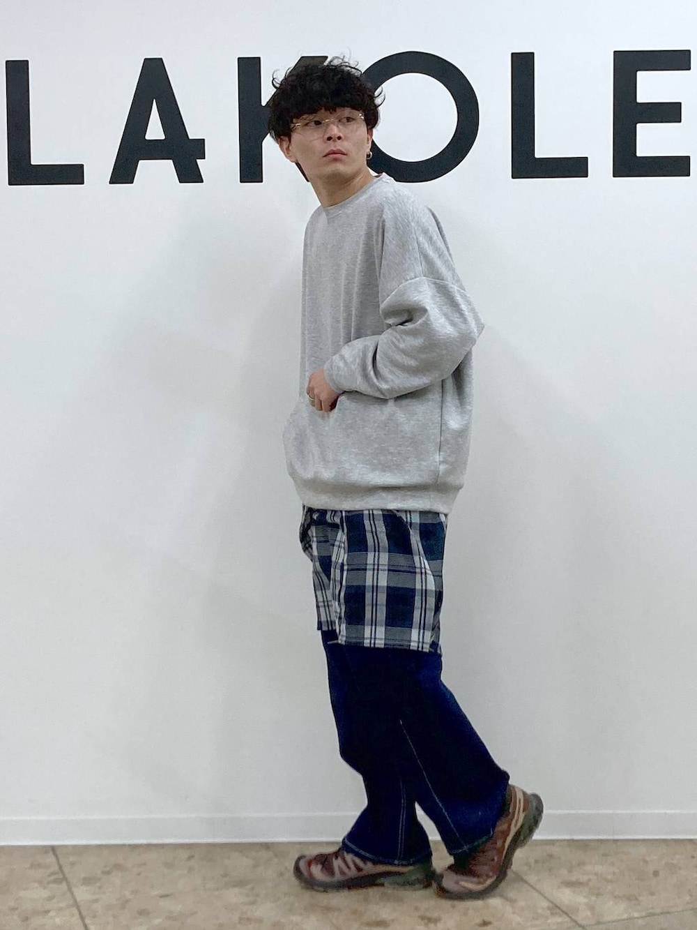 グレー系のTシャツ/カットソー、ホワイト系のボディバッグ/ウエストポーチ、ブルー系のシャツ/ブラウスを着用したメンズの春コーディネートの4枚目の写真