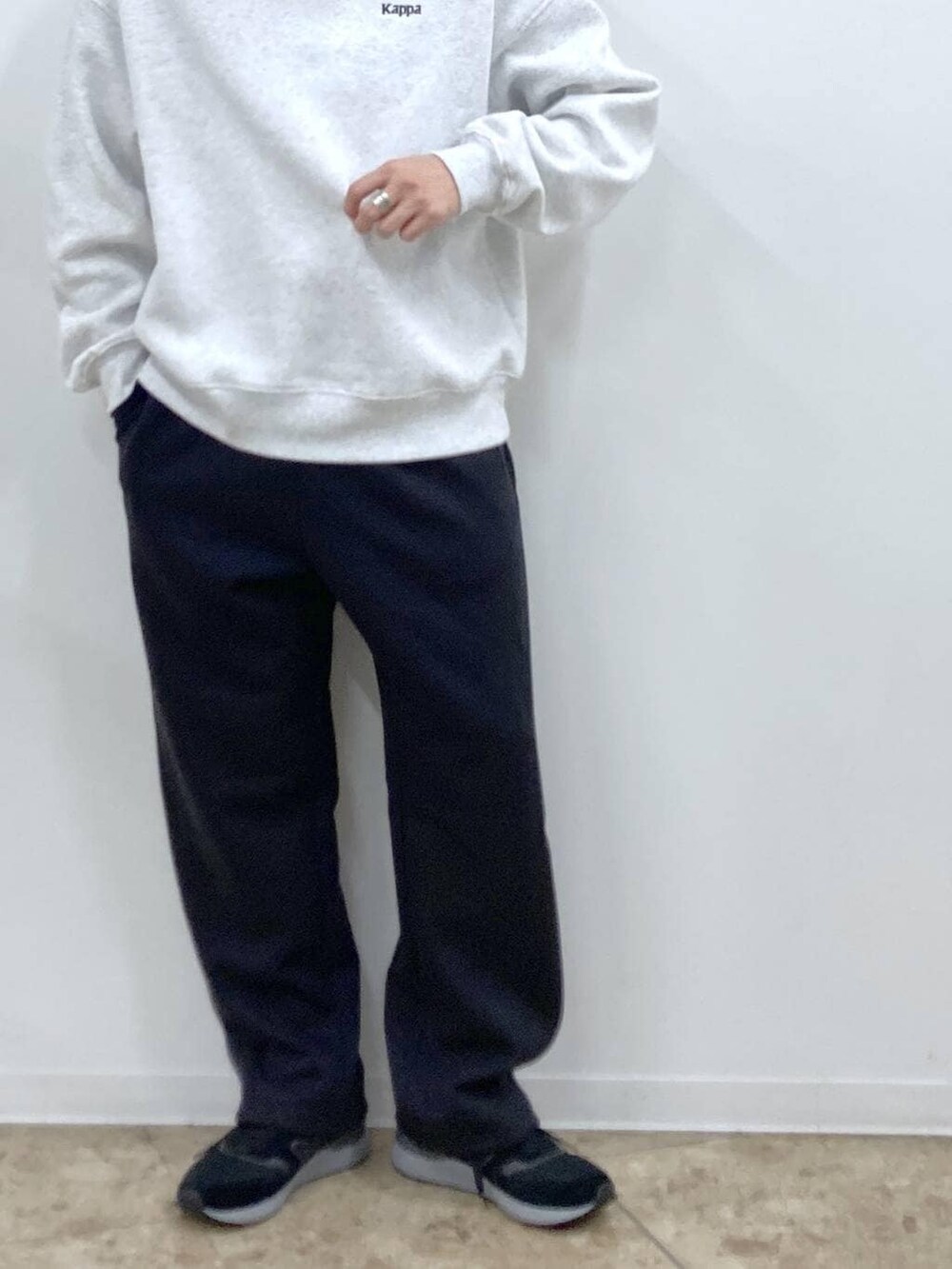 ブラック系のスニーカー、ブラック系のその他パンツ、ブラック系のキャップを着用したメンズの秋コーディネートの8枚目の写真