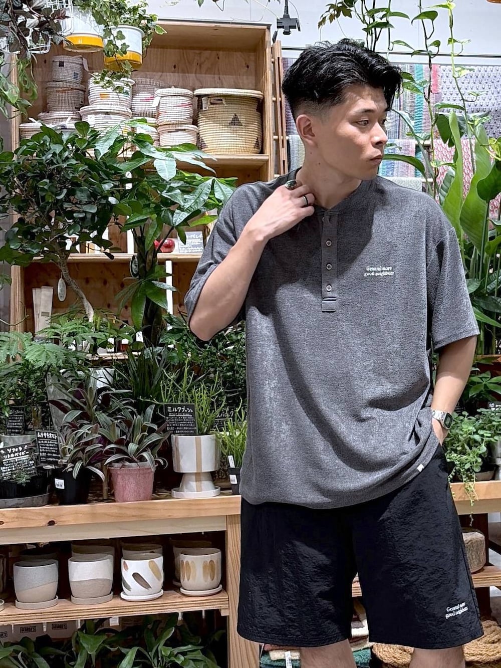 グレー系のTシャツ/カットソー、ブラック系のサンダル、ブラック系のその他パンツを着用したメンズの夏コーディネートの6枚目の写真