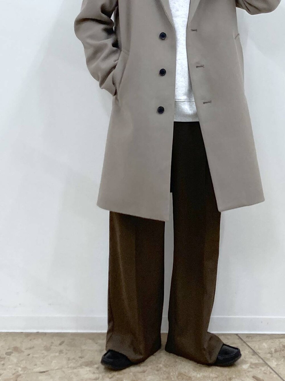 ホワイト系のチェスターコート、ブラウン系のその他パンツ、ブラック系のハンチング/ベレー帽を着用したメンズの秋コーディネートの9枚目の写真