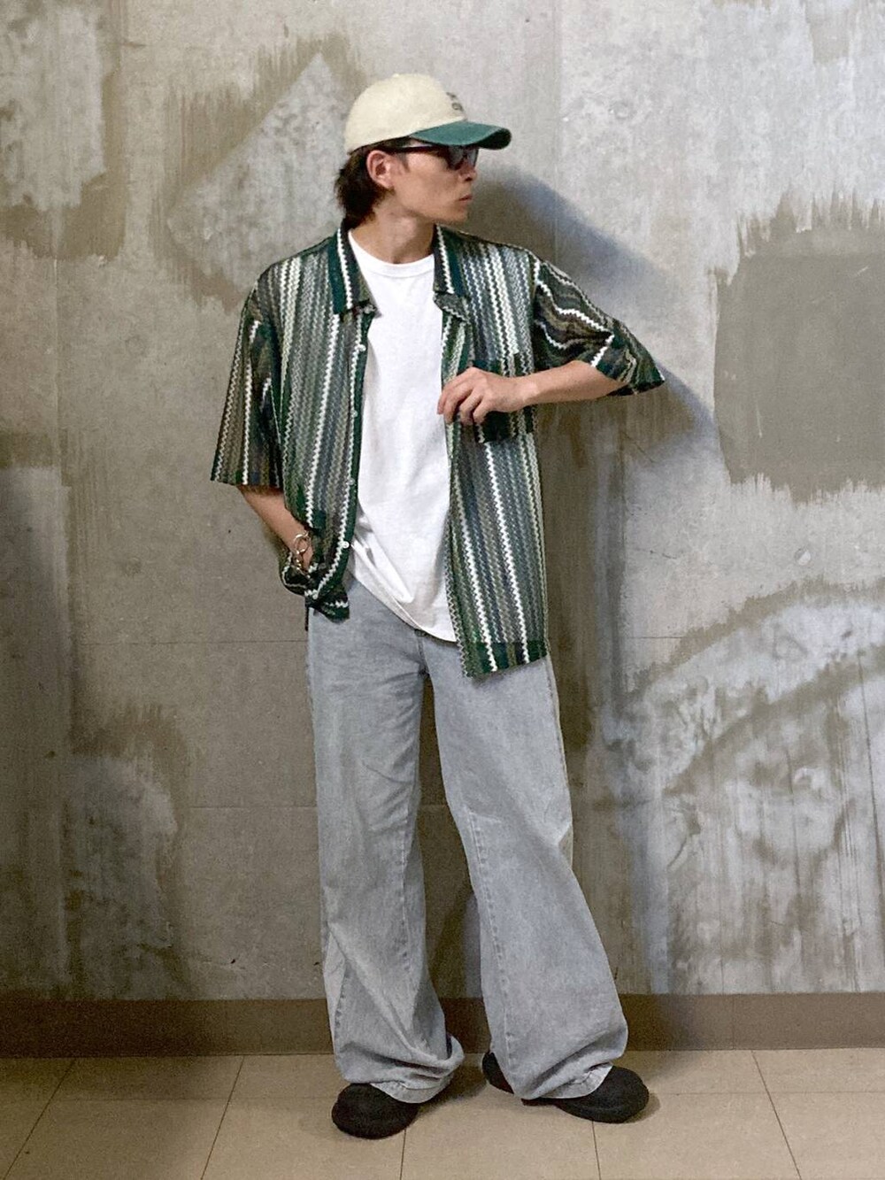 グリーン系のシャツ/ブラウス、ホワイト系のTシャツ/カットソー、ブラック系のサングラスを着用したメンズの夏コーディネートの5枚目の写真