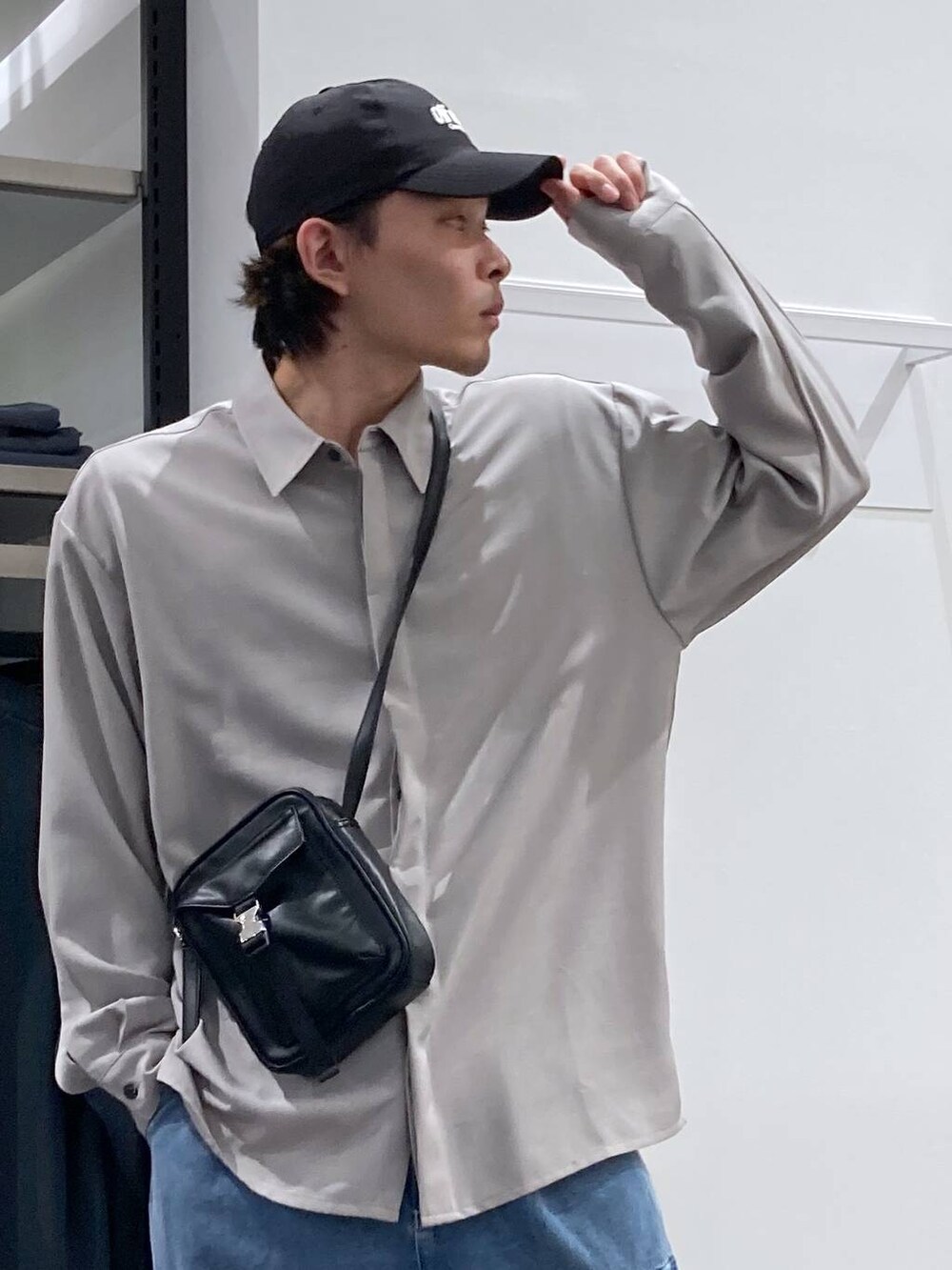 グレー系のスニーカー、ブルー系のデニムパンツ、グレー系のシャツ/ブラウスを着用したメンズの春コーディネートの6枚目の写真