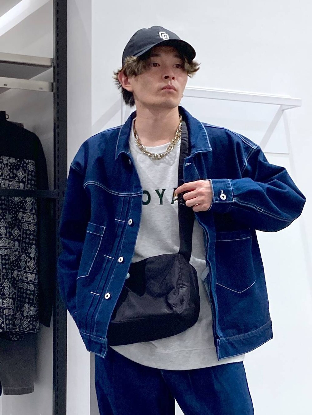 ブラック系のローファー、ブルー系のブルゾン、ブルー系のデニムパンツを着用したメンズの冬コーディネートの7枚目の写真