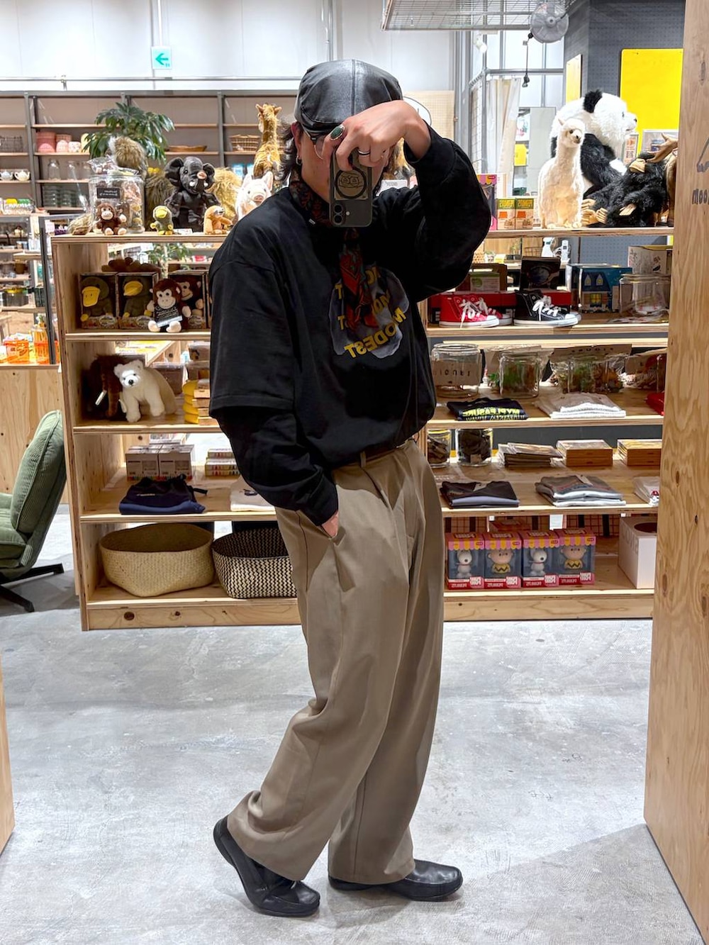 ブラック系のTシャツ/カットソー、ベージュ系のその他パンツ、ブラック系のTシャツ/カットソーを着用したメンズの春コーディネートの3枚目の写真