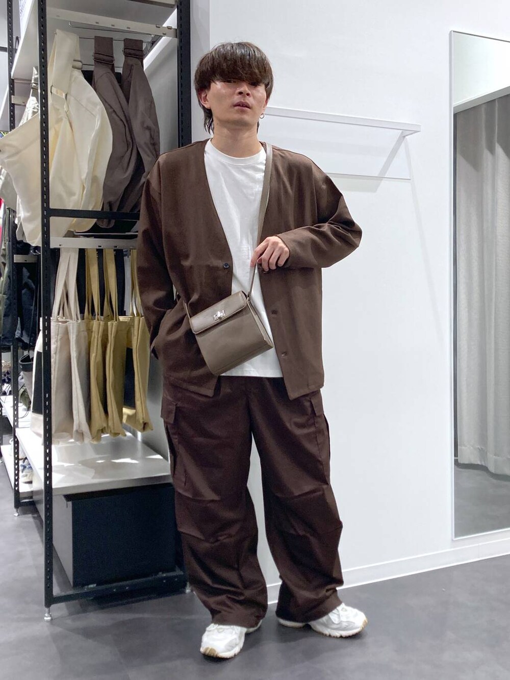 ホワイト系のTシャツ/カットソー、ブラウン系のカーゴパンツ、ブラウン系のカーディガン/ボレロを着用したメンズの秋コーディネートの5枚目の写真