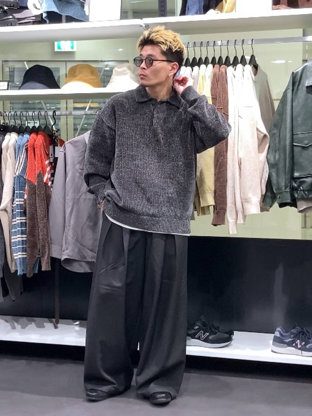 ホワイト系のTシャツ/カットソー、グレー系のニット/セーター、ブラック系のスラックスを着用したメンズの秋コーディネートの6枚目の写真