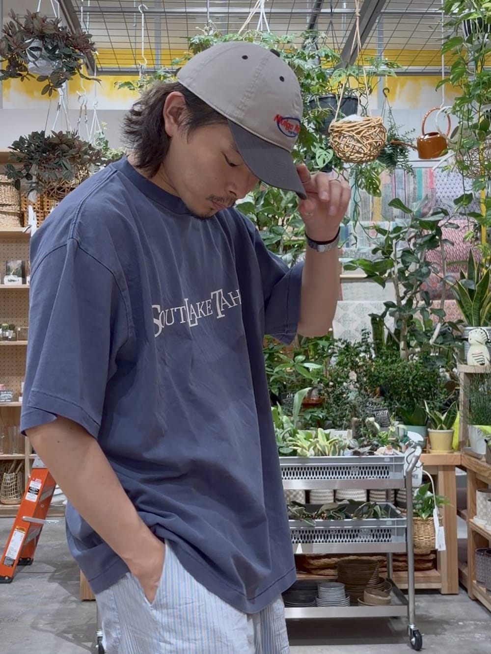 ブルー系のその他パンツ、ブルー系のTシャツ/カットソーを着用したメンズの夏コーディネートの8枚目の写真
