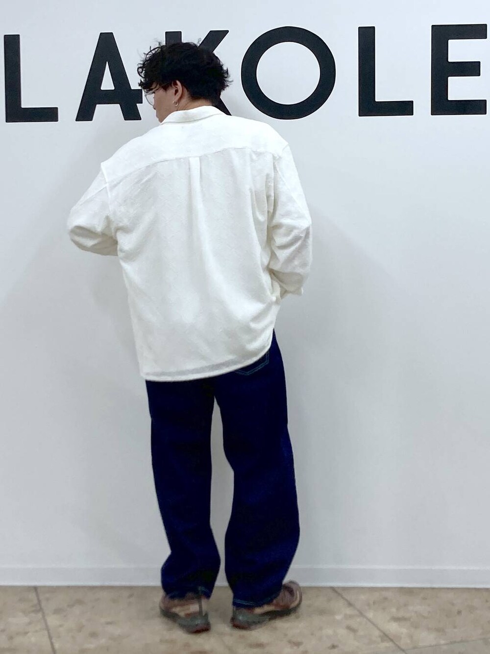 ホワイト系のシャツ/ブラウス、ホワイト系のTシャツ/カットソー、その他のサングラスを着用したメンズの春コーディネートの2枚目の写真