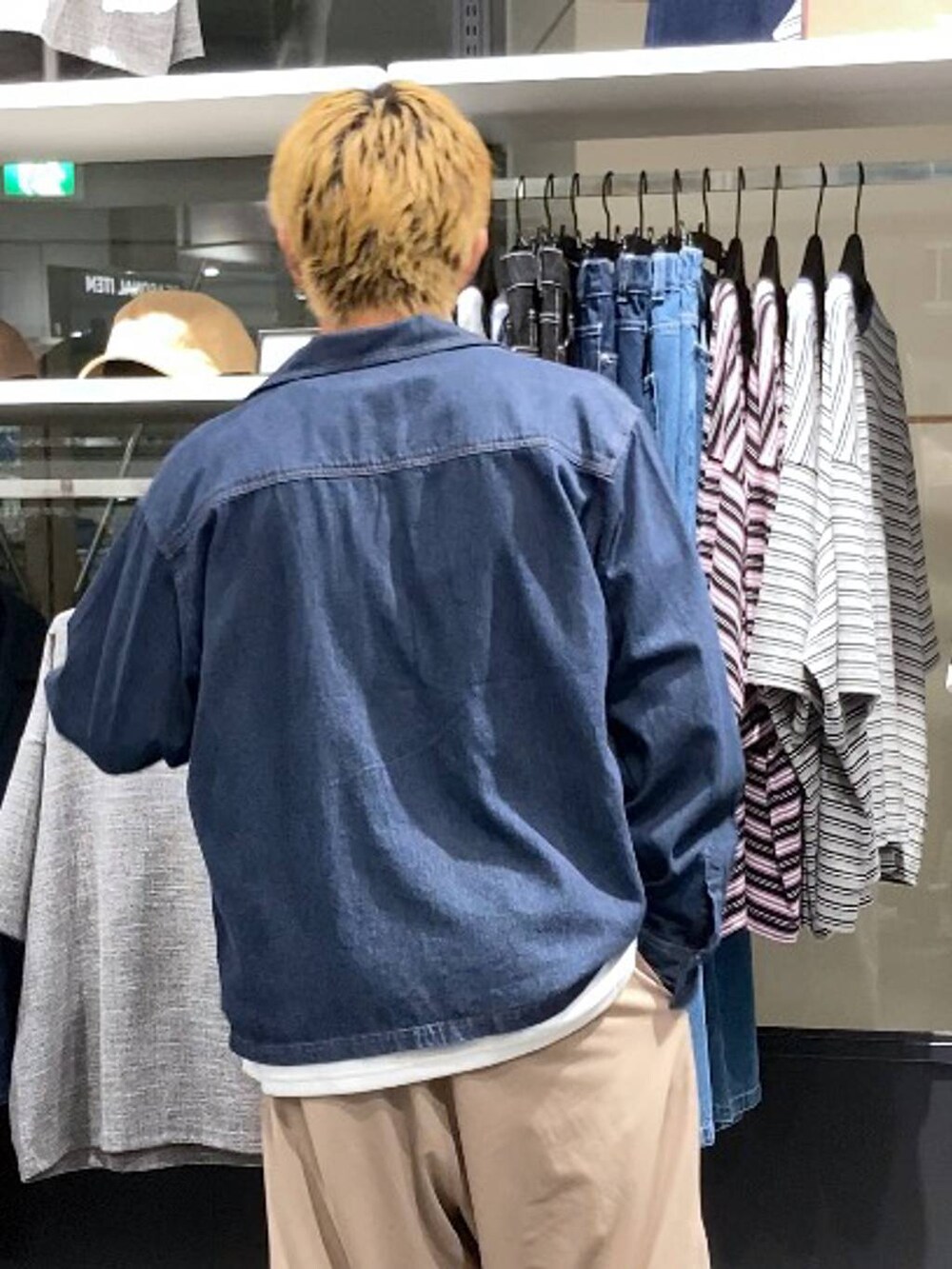 ベージュ系のその他パンツ、ブルー系のシャツ/ブラウス、ホワイト系のTシャツ/カットソーを着用したメンズの秋コーディネートの8枚目の写真