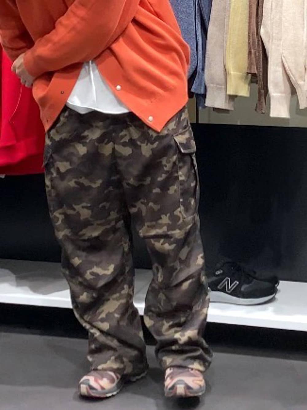 オレンジ系のカーディガン/ボレロ、グリーン系のその他パンツを着用したメンズの秋コーディネートの7枚目の写真