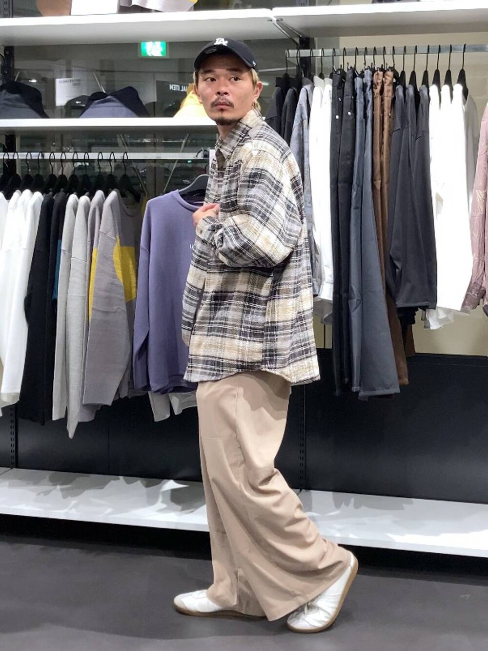 ホワイト系のTシャツ/カットソー、ベージュ系のその他パンツ、ベージュ系のシャツ/ブラウスを着用したメンズの秋コーディネートの3枚目の写真