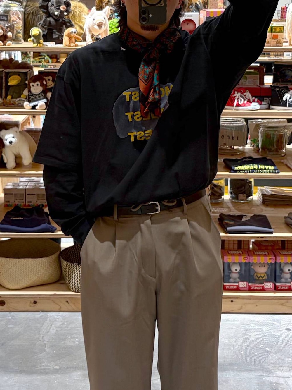 ブラック系のTシャツ/カットソー、ベージュ系のその他パンツ、ブラック系のTシャツ/カットソーを着用したメンズの春コーディネートの4枚目の写真