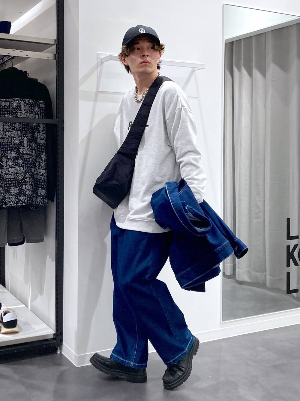 ブラック系のローファー、ブルー系のブルゾン、ブルー系のデニムパンツを着用したメンズの冬コーディネートの6枚目の写真