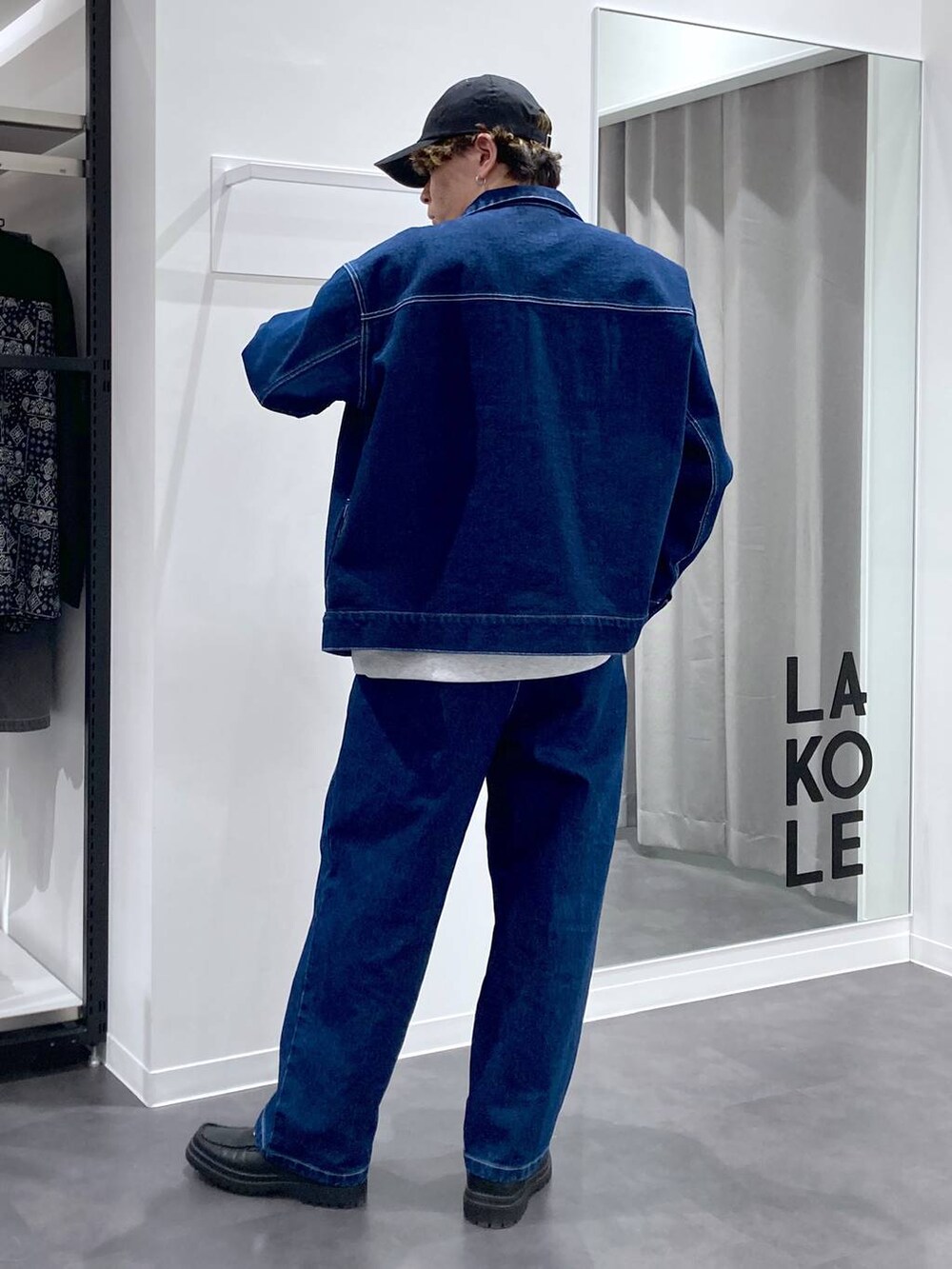 ブラック系のローファー、ブルー系のブルゾン、ブルー系のデニムパンツを着用したメンズの冬コーディネートの2枚目の写真