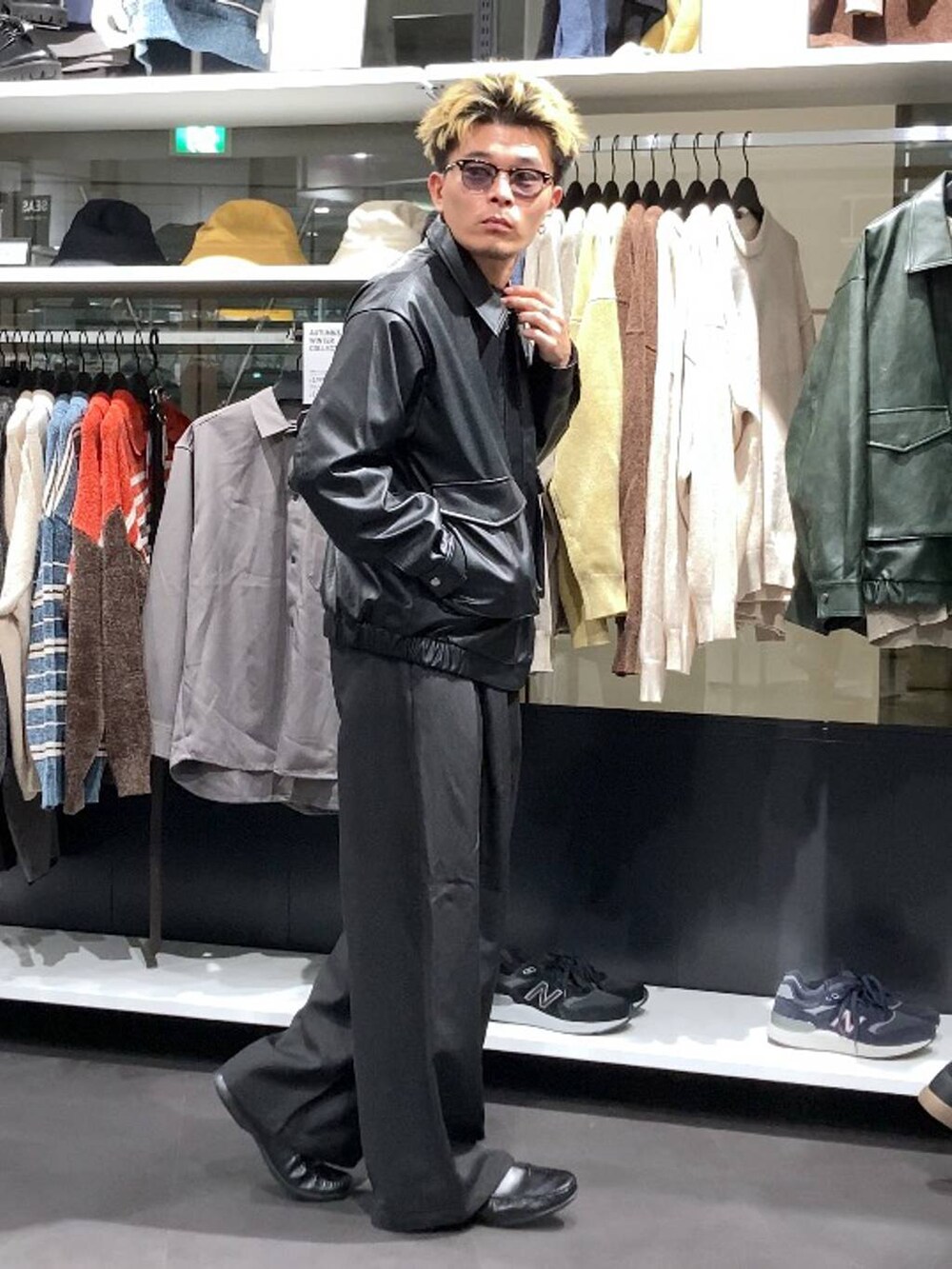 ブラック系のスラックス、ブラック系のブルゾン、ブラック系のサングラスを着用したメンズの秋コーディネートの4枚目の写真