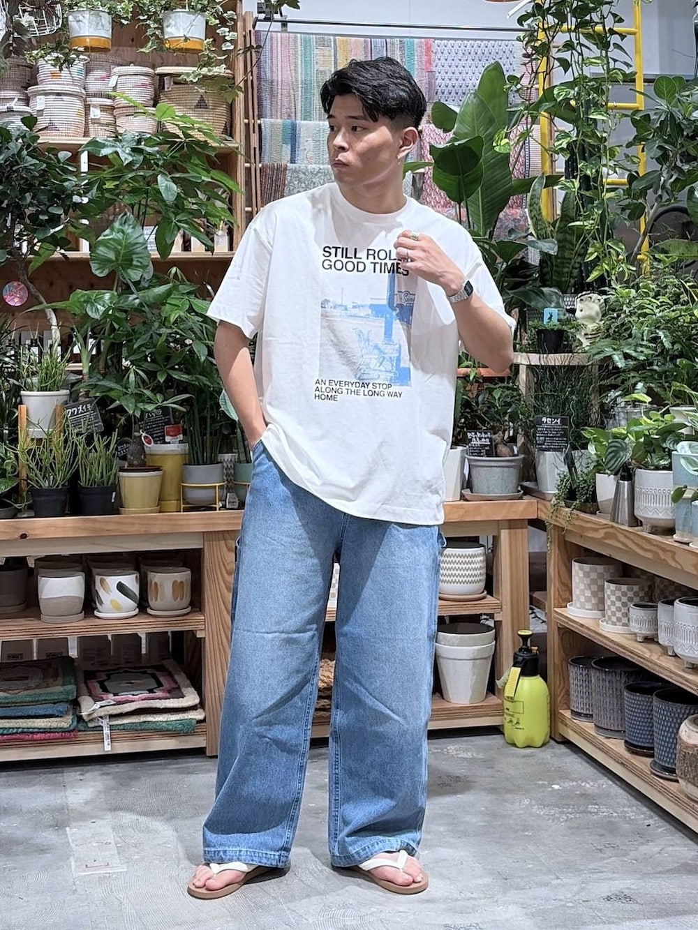 ホワイト系のTシャツ/カットソー、ブルー系のデニムパンツ、ブラウン系のサンダルを着用したメンズの夏コーディネートの5枚目の写真