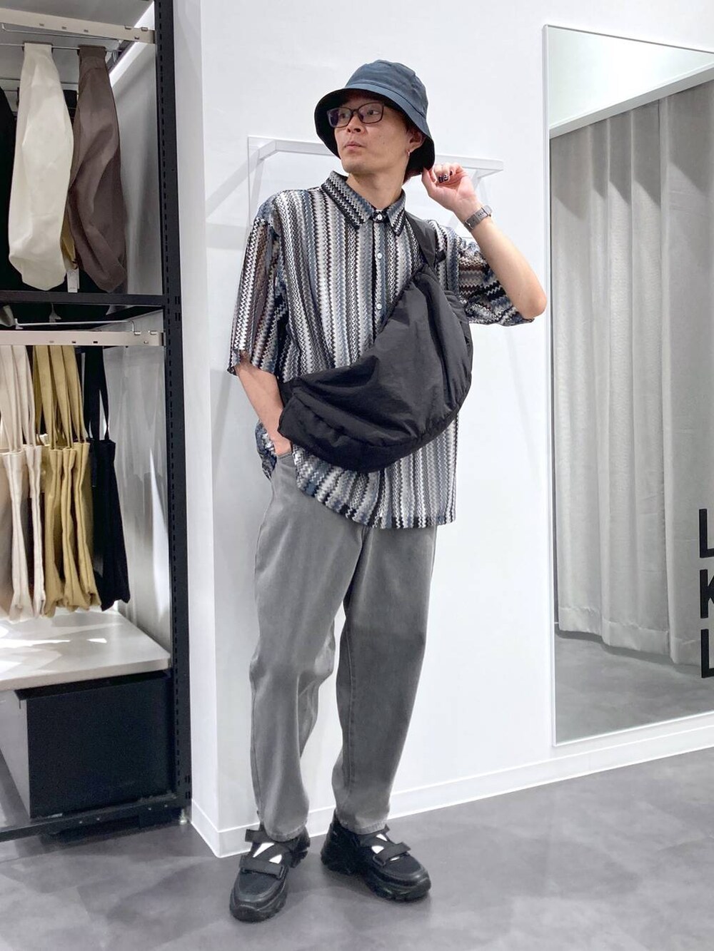 ブラック系のスニーカー、ブラック系のシャツ/ブラウス、ホワイト系のTシャツ/カットソーを着用したメンズの夏コーディネートの5枚目の写真