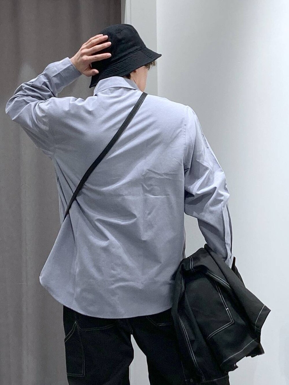 ブラック系のドレスシューズ、ブラック系のその他パンツ、ブラック系のショルダーバッグを着用したメンズの冬コーディネートの6枚目の写真