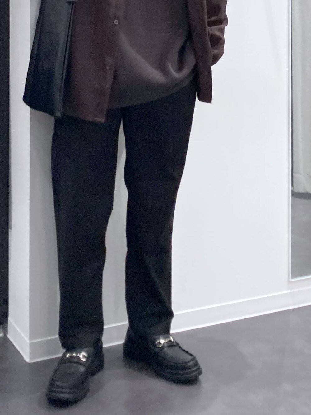 ブラック系のその他パンツ、ブラック系のトートバッグ、ブラック系のローファーを着用したメンズの秋コーディネートの7枚目の写真